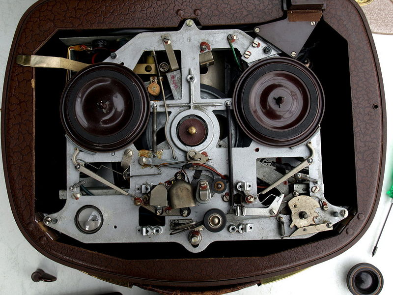Datei:D 1951 AEG Magnetophon KL15 Mechanik.jpg