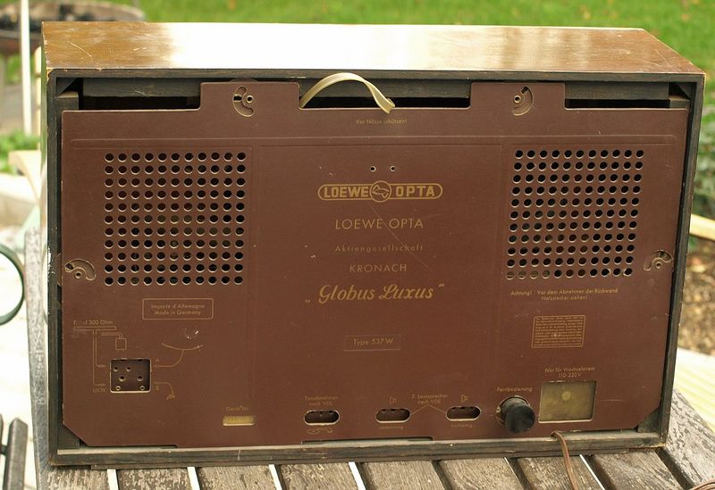 Datei:D 1953 Loewe Opta Globus Luxus 537W Rückwand.jpg